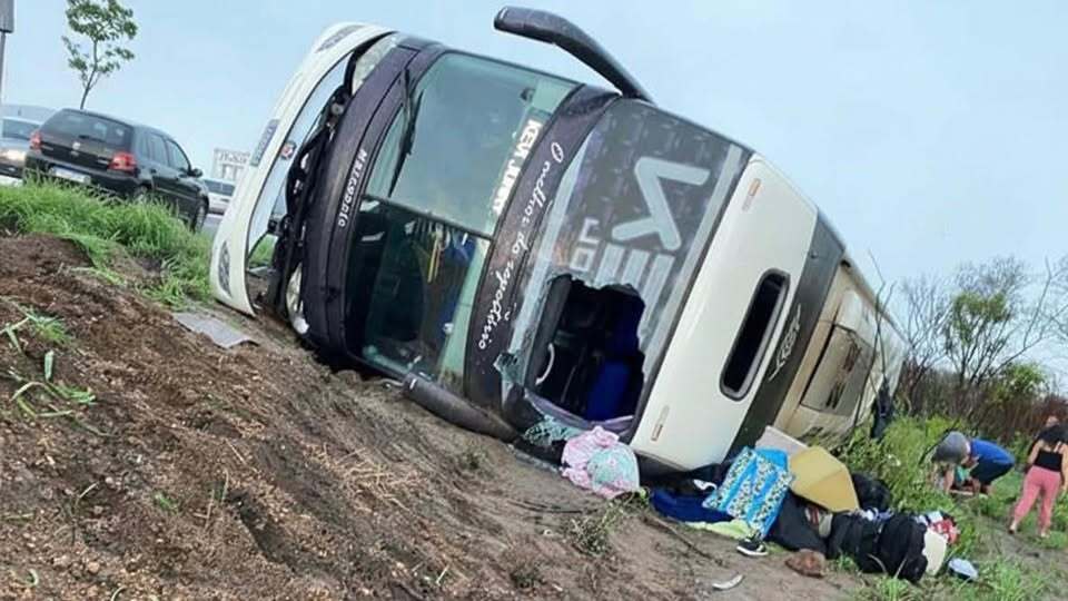 BREAK!NG NEWS! Serious bus acc!dent pαssed away more than 20 students, they!