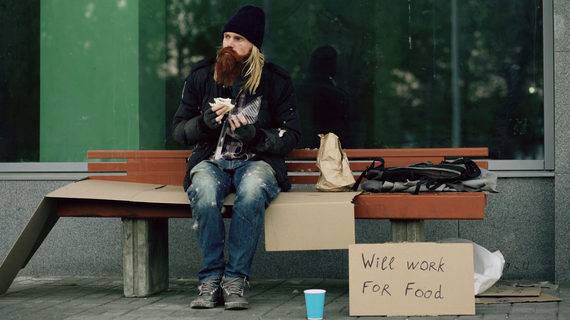A little girl quietly left her lunch on a homeless man’s bench every day for a month — until he showed up at her front door