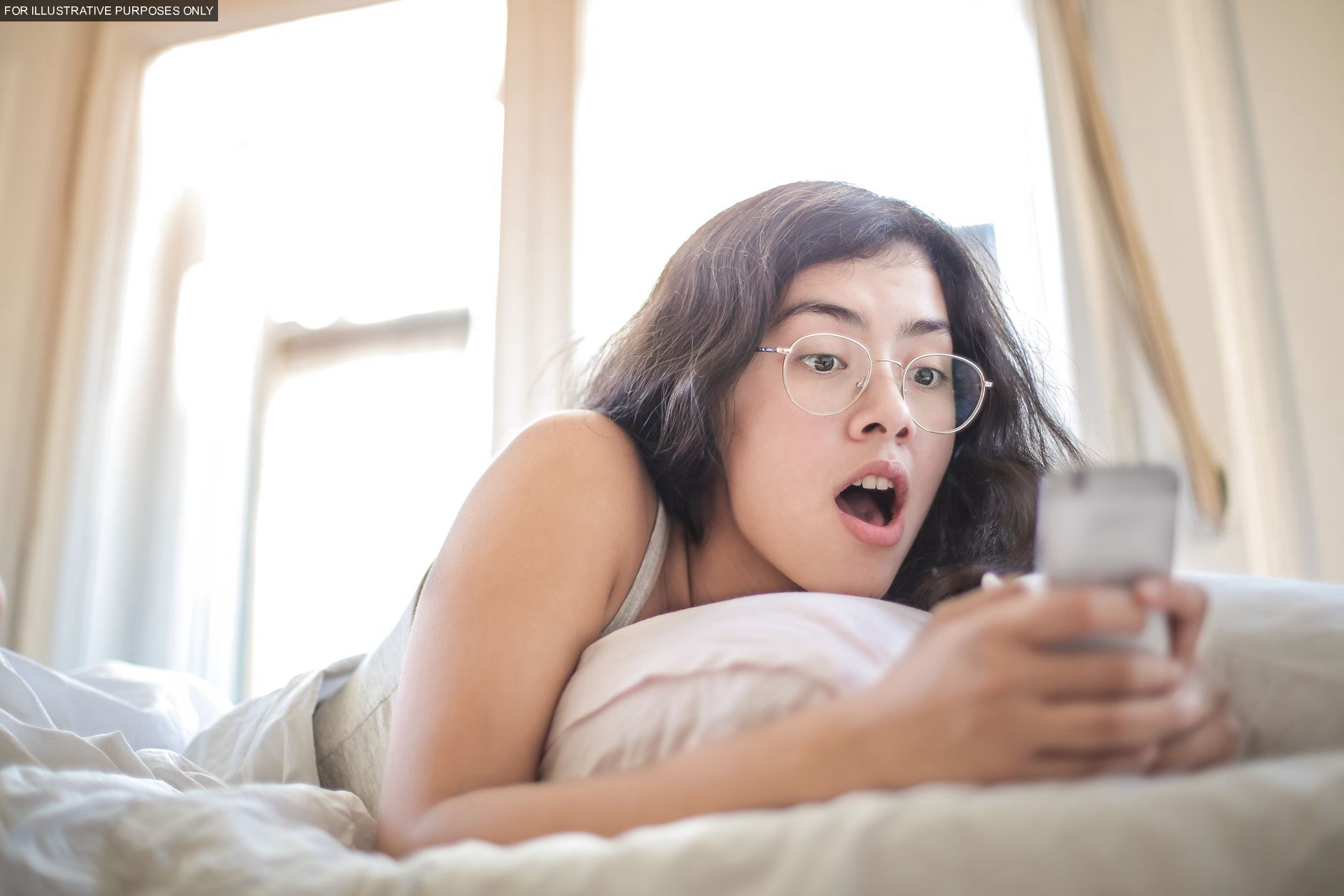 A man I had been messaging online for four months told me he was stranded overseas and needed money wired by morning — I recognized the phone model in his photo as one I had personally sold across a counter six weeks earlier.